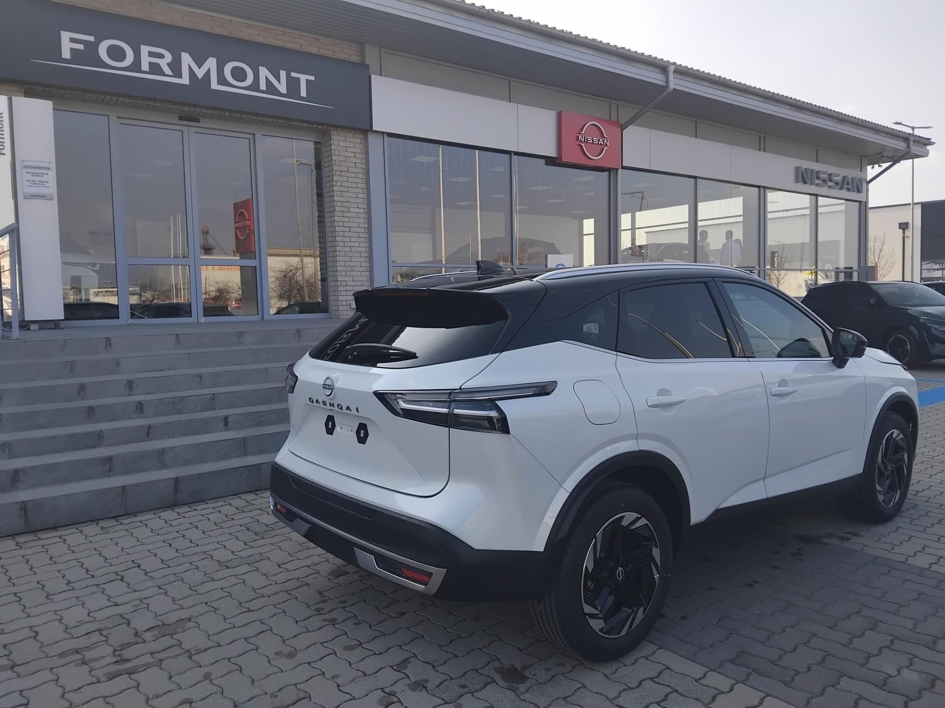 NISSAN QASHQAI 1.3 DIG-T Mild Hybrid N-Connecta TÖBBMILLIÓS KEDVEZMÉNY! MANUÁLIS VÁLTÓ+BI-COLOR ÉS TÉLI CSOMAG!