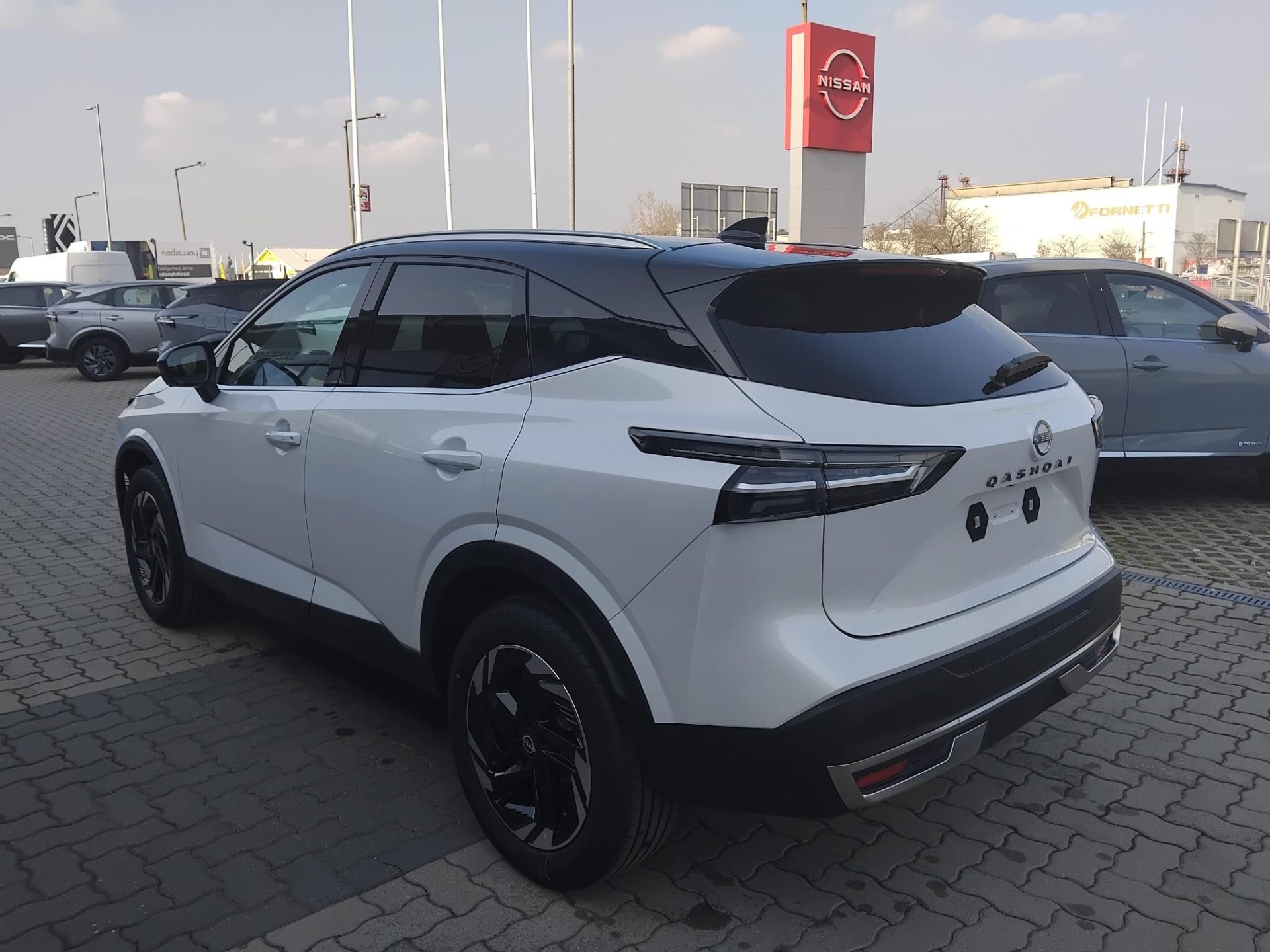 NISSAN QASHQAI 1.3 DIG-T Mild Hybrid N-Connecta TÖBBMILLIÓS KEDVEZMÉNY! MANUÁLIS VÁLTÓ+BI-COLOR ÉS TÉLI CSOMAG!