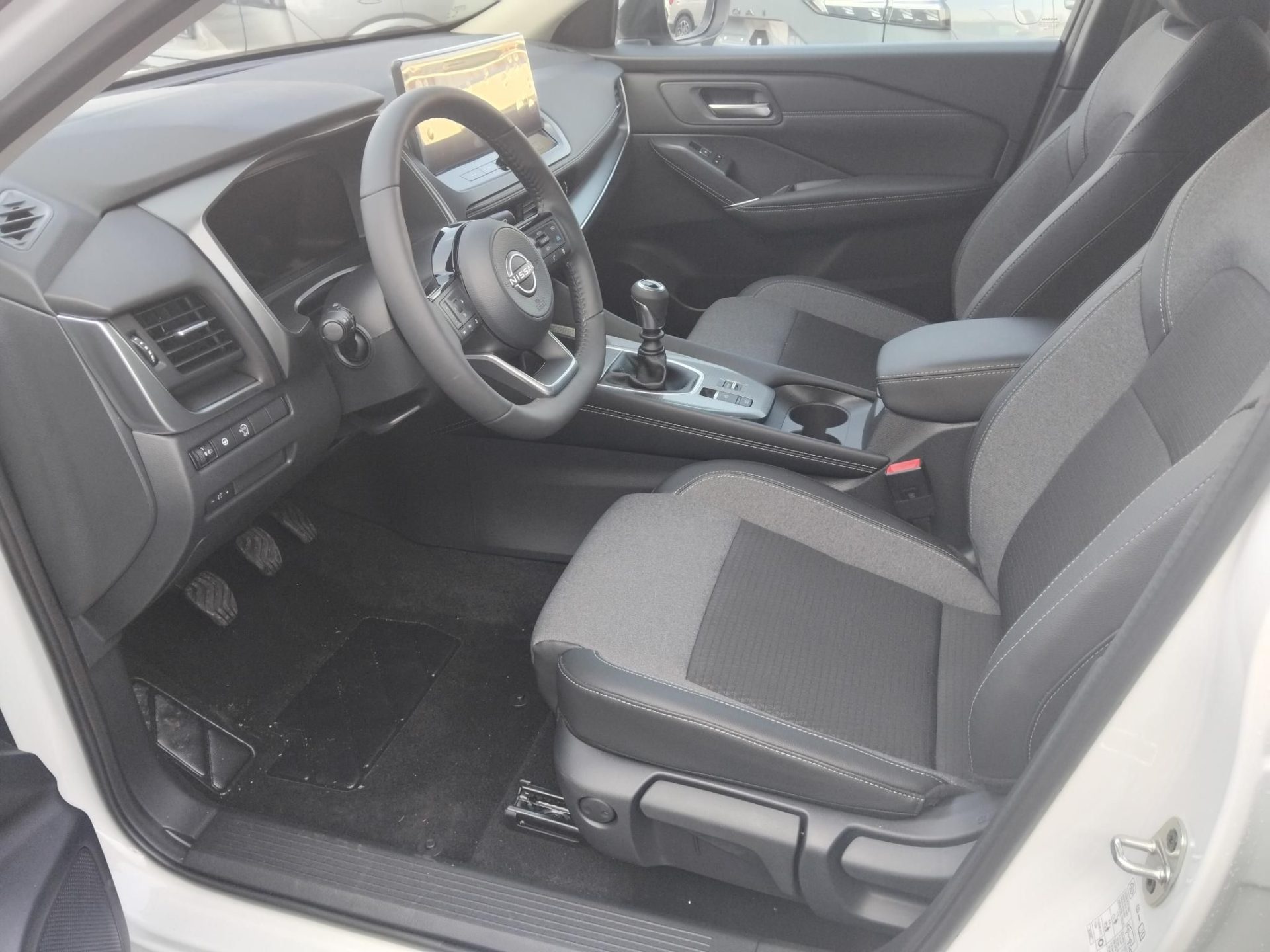 NISSAN QASHQAI 1.3 DIG-T Mild Hybrid N-Connecta TÖBBMILLIÓS KEDVEZMÉNY! MANUÁLIS VÁLTÓ+BI-COLOR ÉS TÉLI CSOMAG!