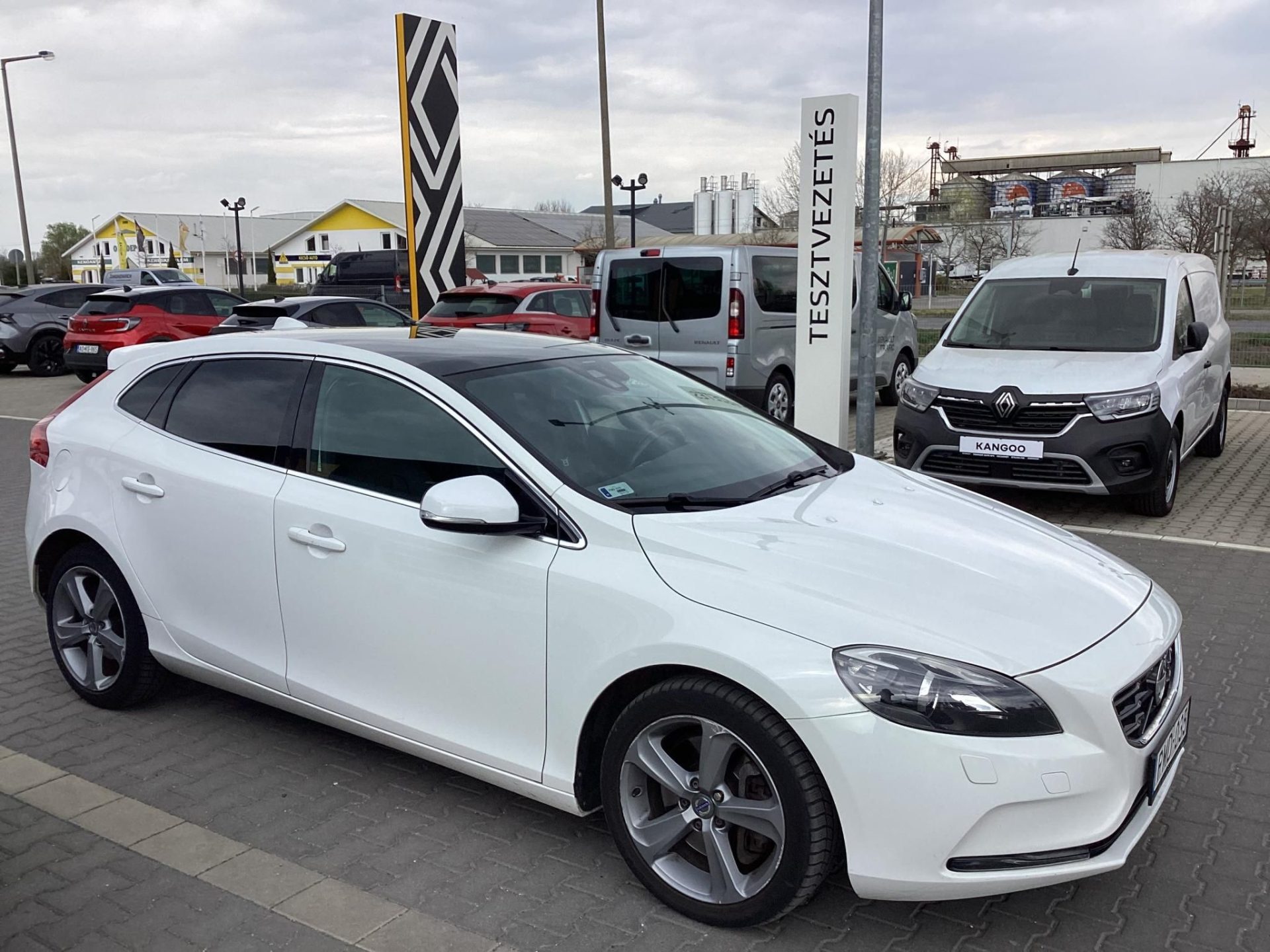 VOLVO V40 2.0 D [D4] Momentum PANORÁMATETŐ/BŐR/TOLATÓKAMERA/NAVI/FŰTHETŐ ÜLÉSEK