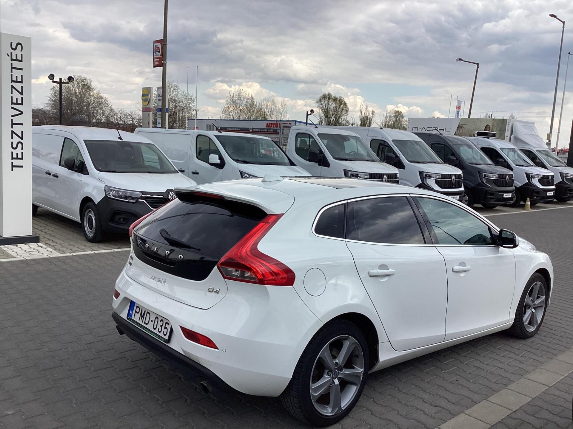 VOLVO V40 2.0 D [D4] Momentum PANORÁMATETŐ/BŐR/TOLATÓKAMERA/NAVI/FŰTHETŐ ÜLÉSEK
