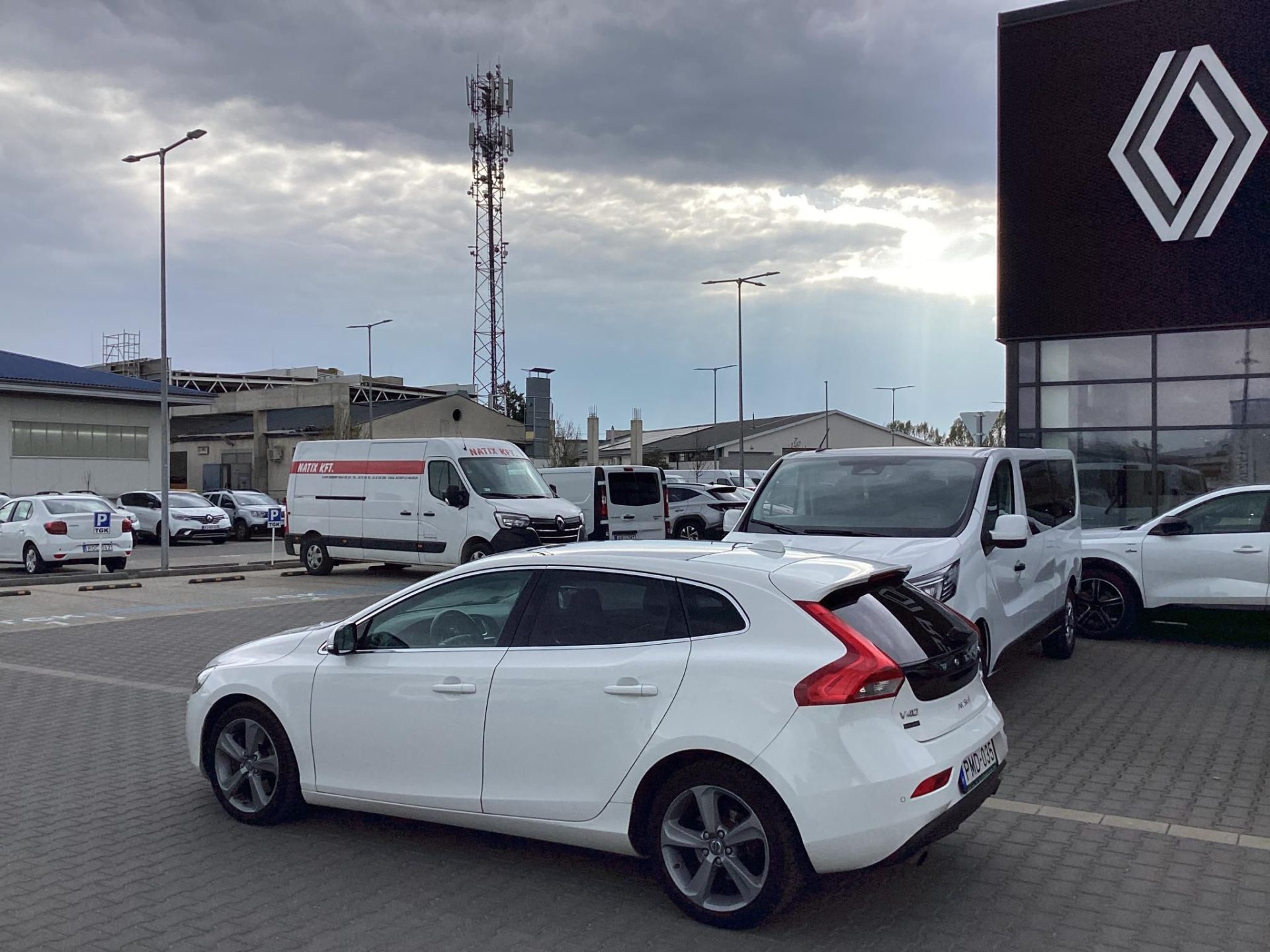 VOLVO V40 2.0 D [D4] Momentum PANORÁMATETŐ/BŐR/TOLATÓKAMERA/NAVI/FŰTHETŐ ÜLÉSEK