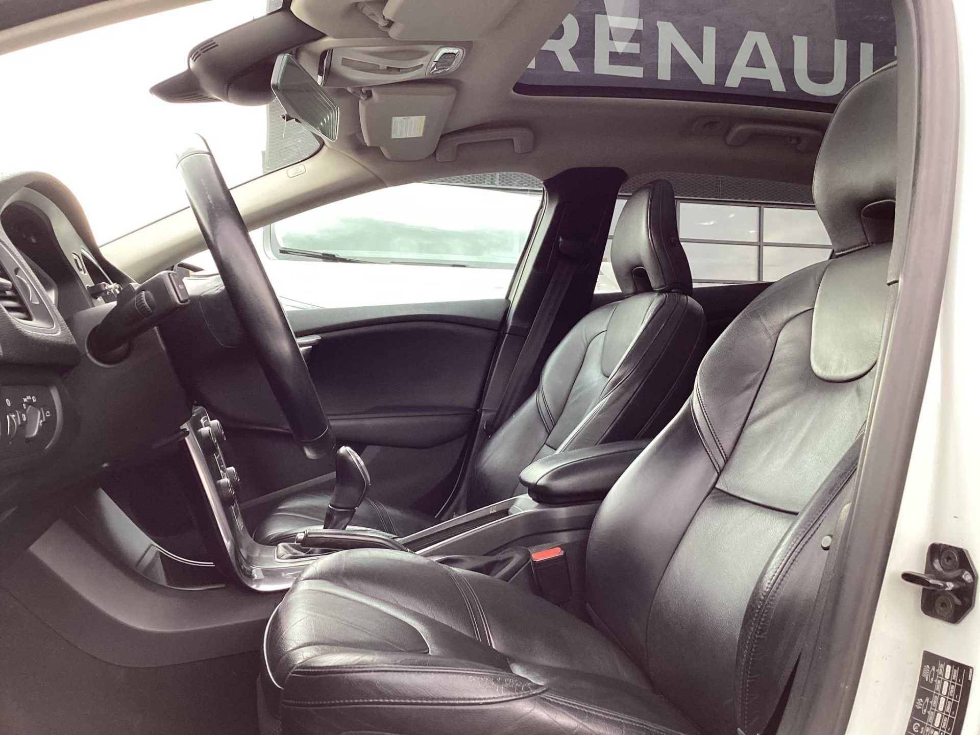 VOLVO V40 2.0 D [D4] Momentum PANORÁMATETŐ/BŐR/TOLATÓKAMERA/NAVI/FŰTHETŐ ÜLÉSEK