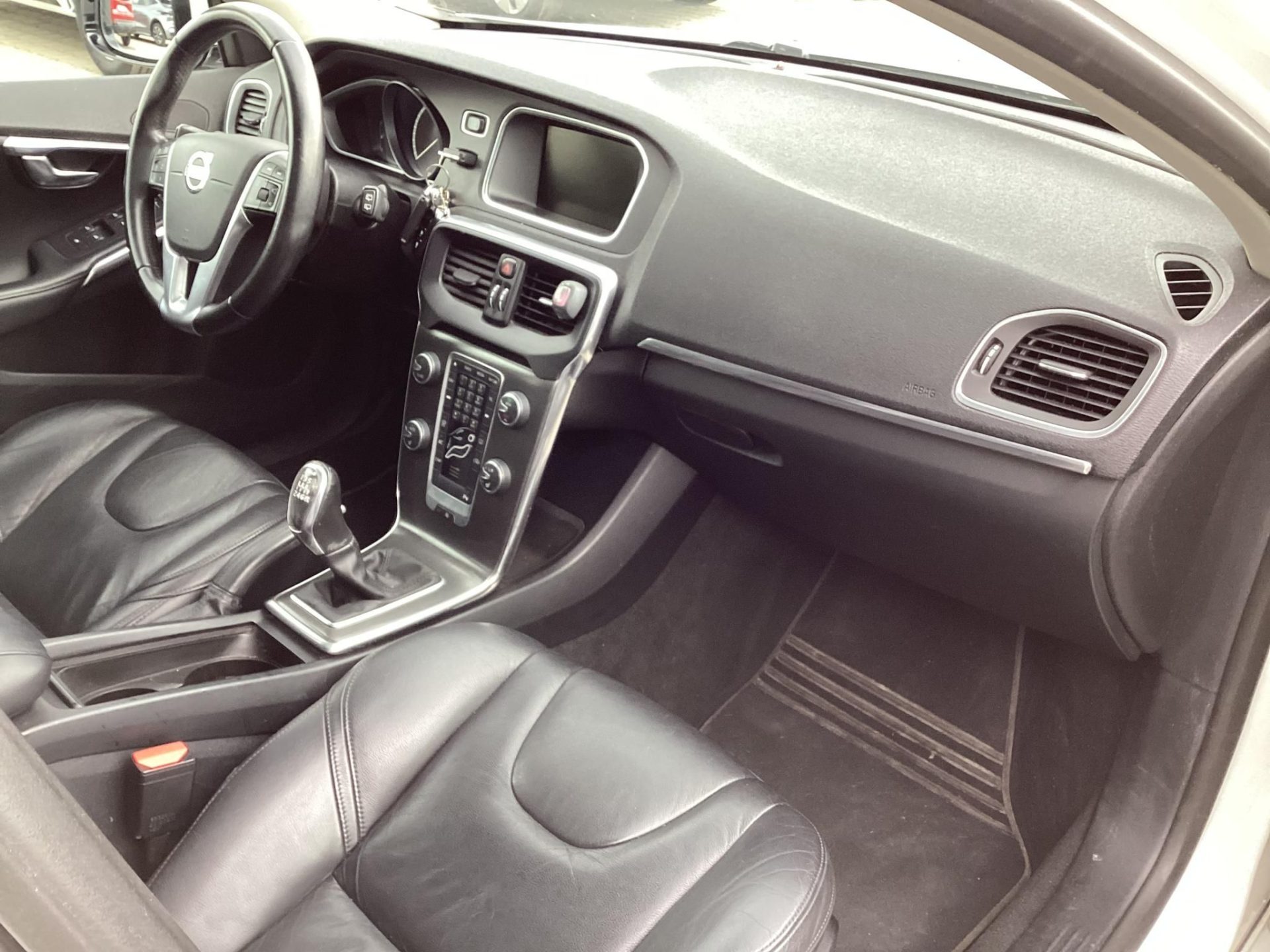 VOLVO V40 2.0 D [D4] Momentum PANORÁMATETŐ/BŐR/TOLATÓKAMERA/NAVI/FŰTHETŐ ÜLÉSEK