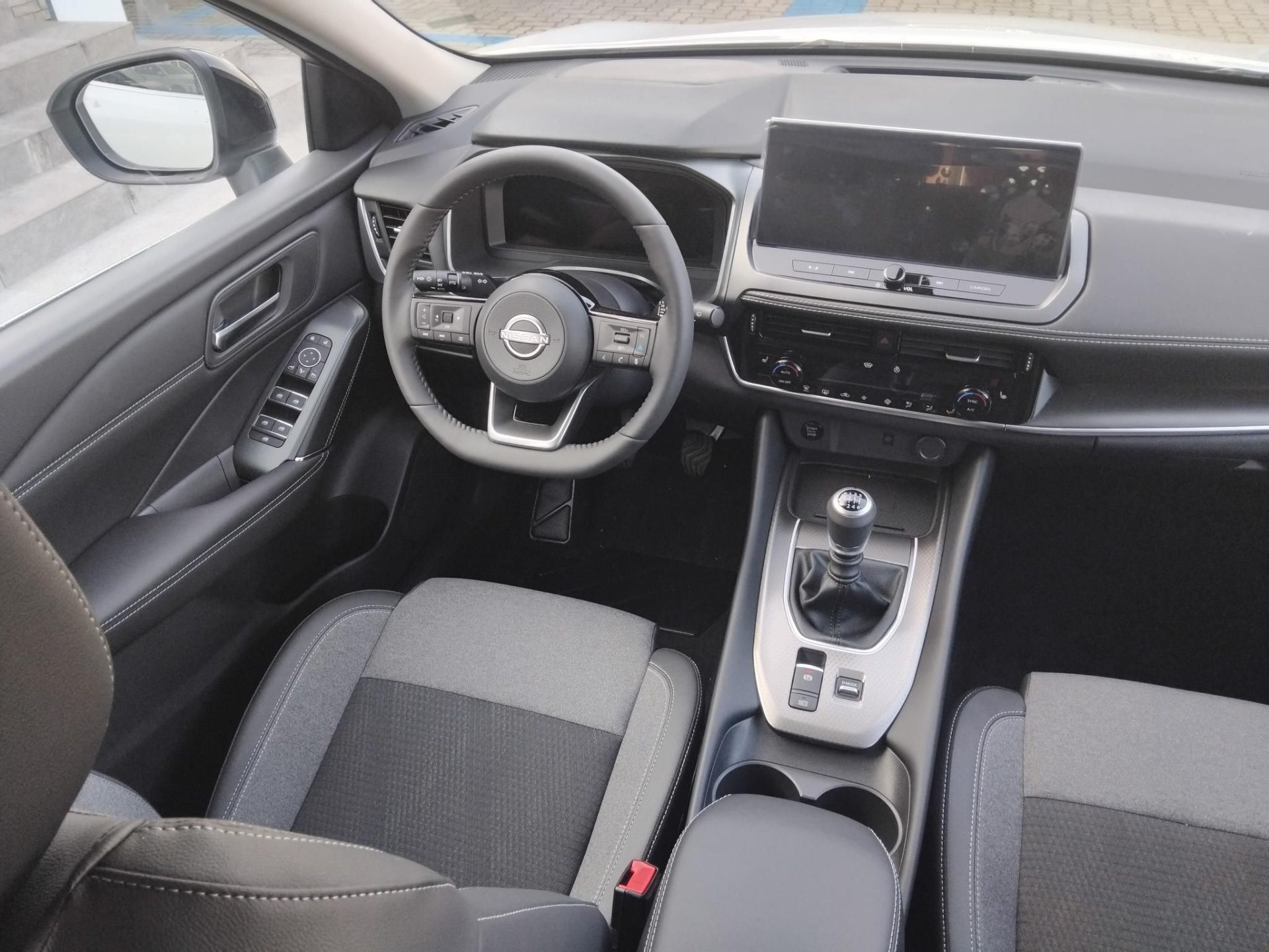 NISSAN QASHQAI 1.3 DIG-T Mild Hybrid N-Connecta EXTRA EGYEDI KEDVEZMÉNNYEL! MANUÁLIS VÁLTÓ+BI-COLOR ÉS TÉLI CSOMAG!