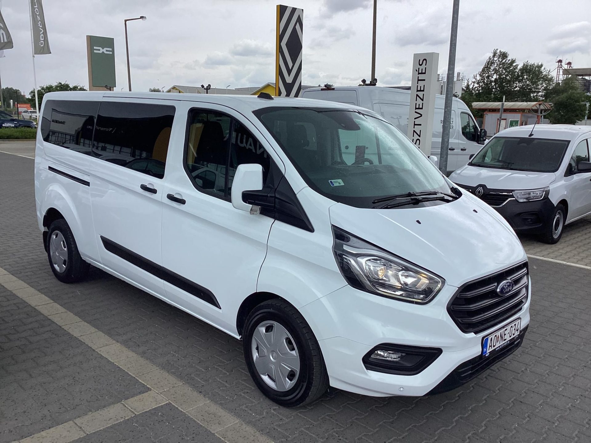 FORD TRANSIT Tourneo Custom 2.0 TDCi 320 L2H1 Trend mHEV (9 személyes ) GYÁRI GARANCIA 2028.03. v. 200e km -ig ! Mo.-i. 1.tul. !