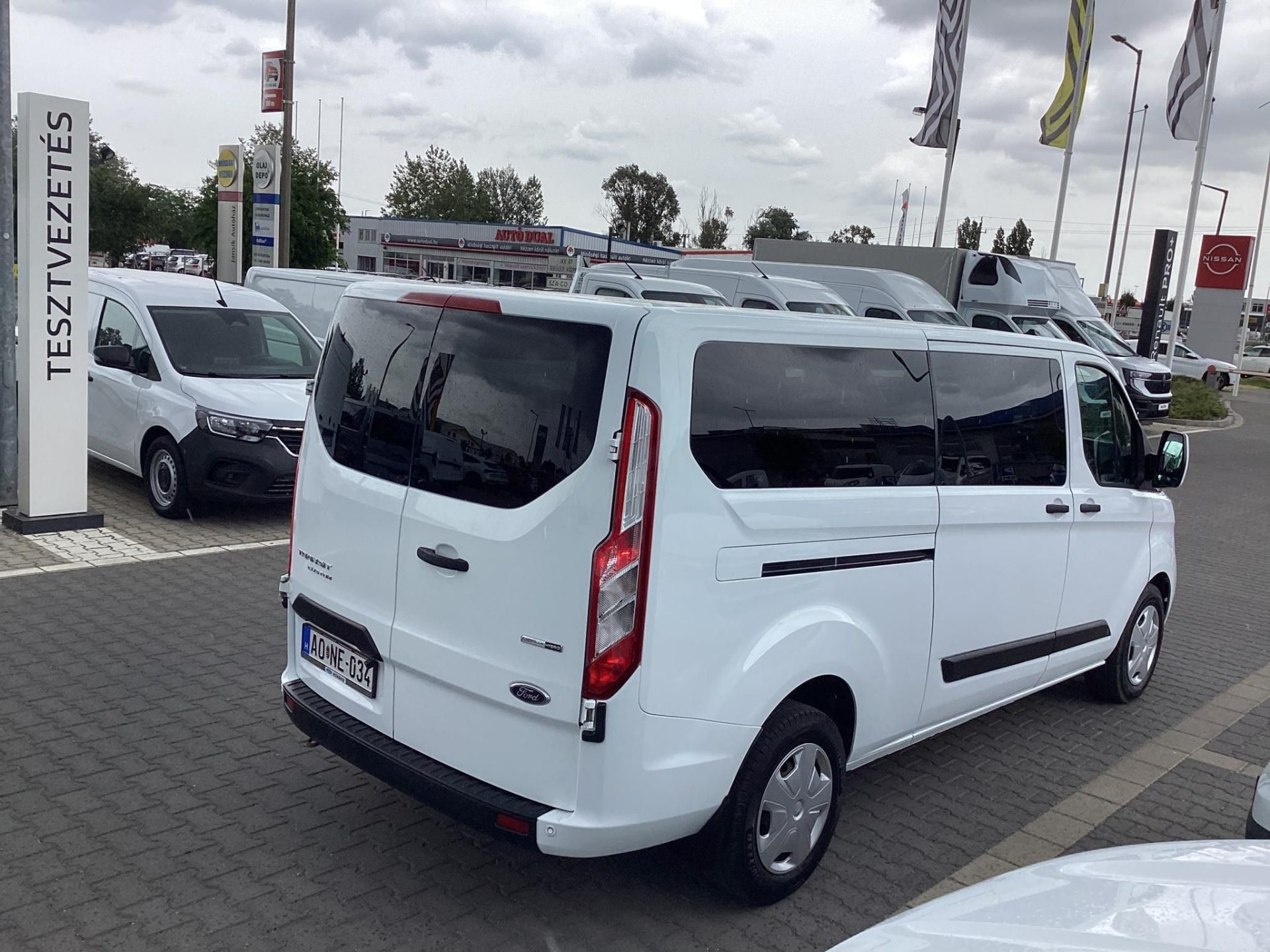 FORD TRANSIT Tourneo Custom 2.0 TDCi 320 L2H1 Trend mHEV (9 személyes ) GYÁRI GARANCIA 2028.03. v. 200e km -ig ! Mo.-i. 1.tul. !