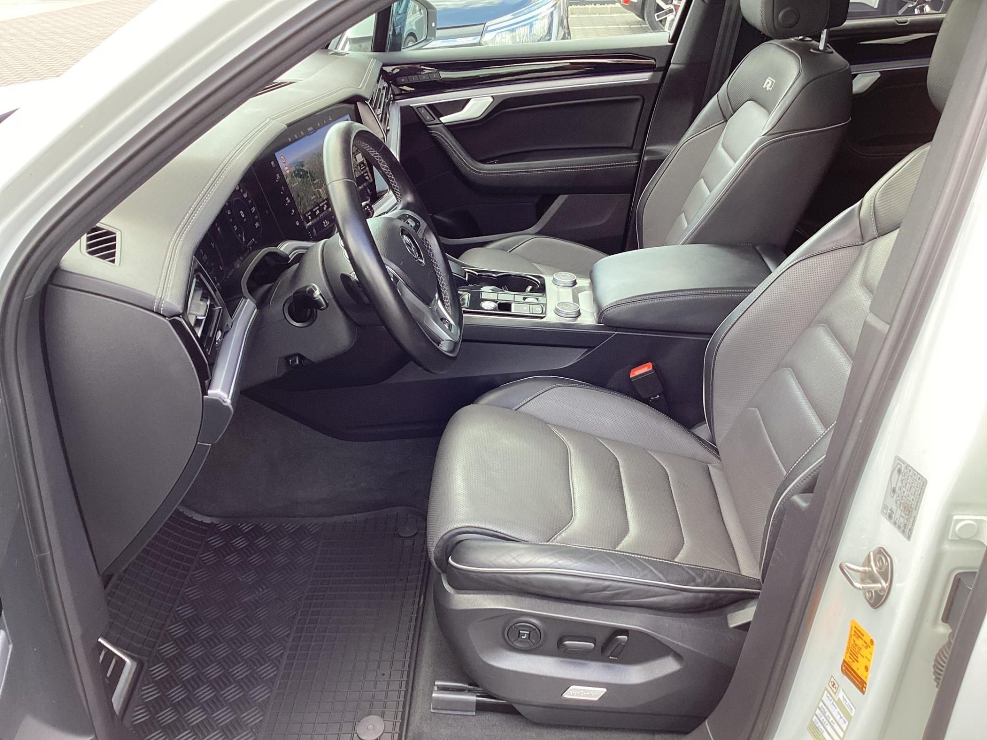 VOLKSWAGEN TOUAREG 3.0 V6 TDI R-Line Tiptronic ic Mo.-i /NIGHT VISION/4CONTROL/DYNAUDIO/PANORÁMA/LÉGRUGÓ/3.5T