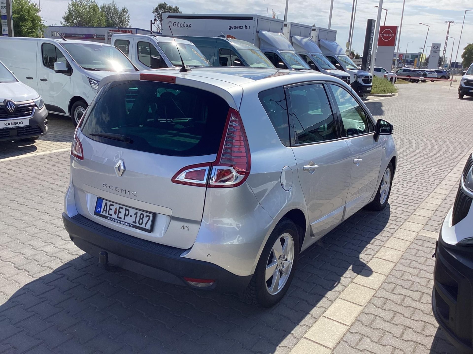 RENAULT SCENIC Scénic 1.9 dCi Dynamique BOSE HIFI/DUPLA EL.PANORÁMATETŐ/HOROG/NAVI/RADAR/ÜLÉSFŰTÉS/KEYLESS-GO