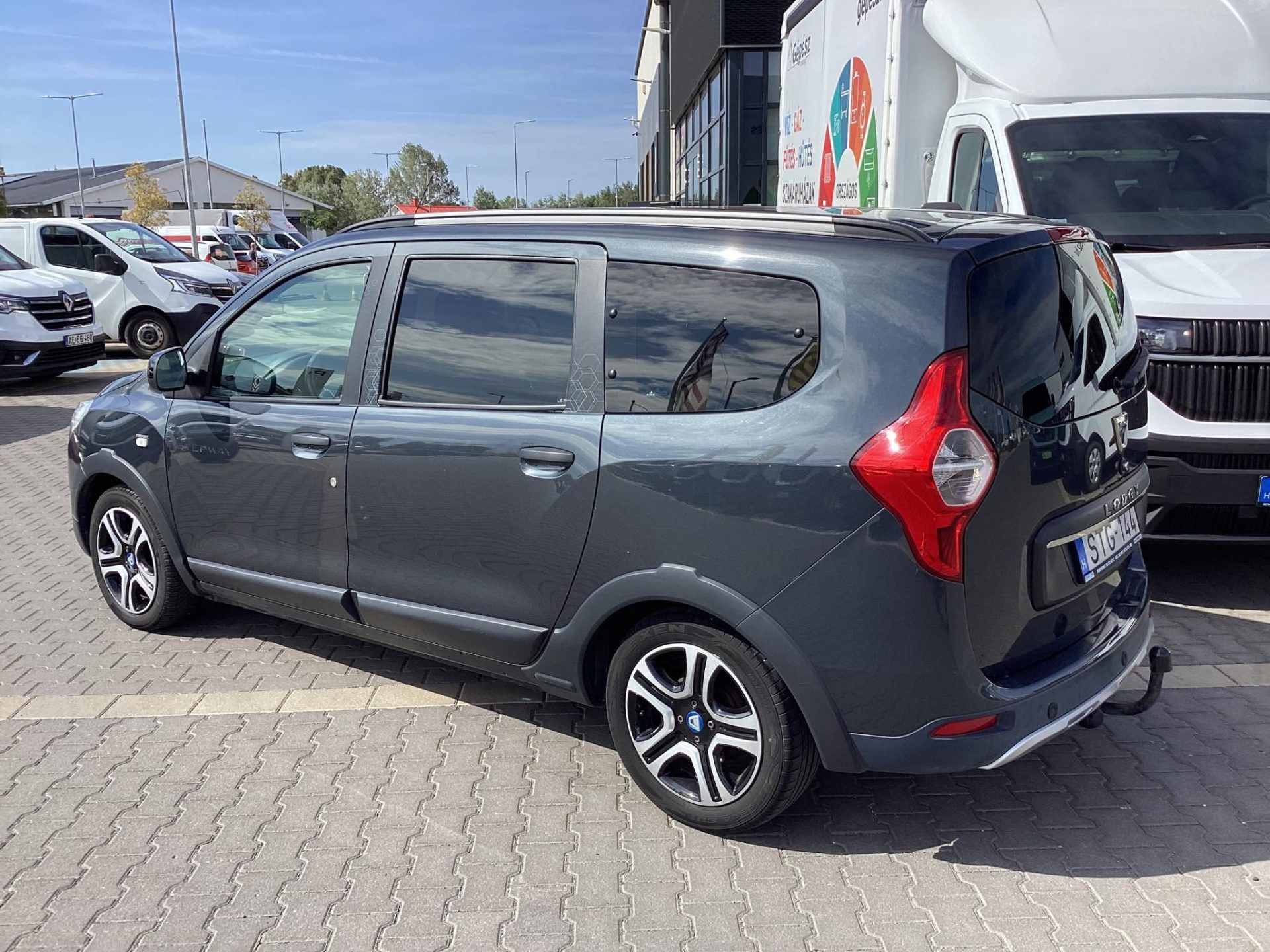 DACIA LODGY 1.5 Blue dCi Stepway (7 személyes ) Mo.-i.1.tul.98e km.végig szervízkönyves !KAMERA-RADAR/NAVI/TEMPOMAT/FŰTHETŐ ÜLÉS