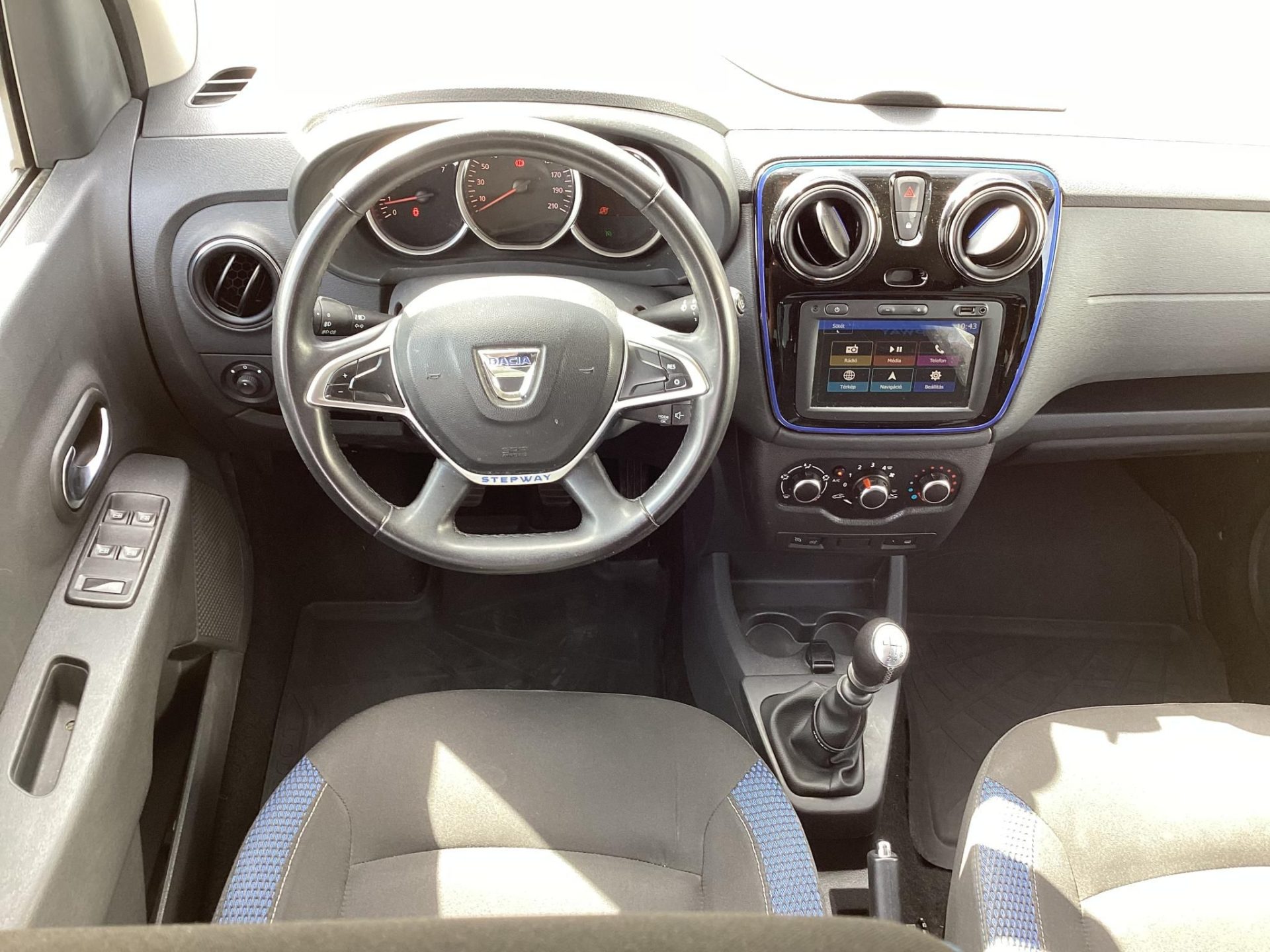 DACIA LODGY 1.5 Blue dCi Stepway (7 személyes ) Mo.-i.1.tul.98e km.végig szervízkönyves !KAMERA-RADAR/NAVI/TEMPOMAT/FŰTHETŐ ÜLÉS