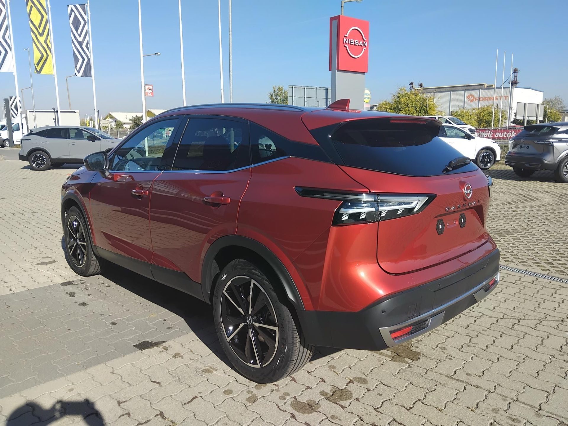 NISSAN QASHQAI 1.3 DIG-T Mild Tekna X-Tronic KÜLÖNLEGES NAPLEMENTE VÖRÖS FÉNYEZÉS+ BOSE HI-FI KÉSZLETRŐL!!!